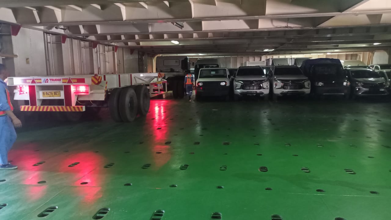 Pemuatan Truk Trailer di Kapal